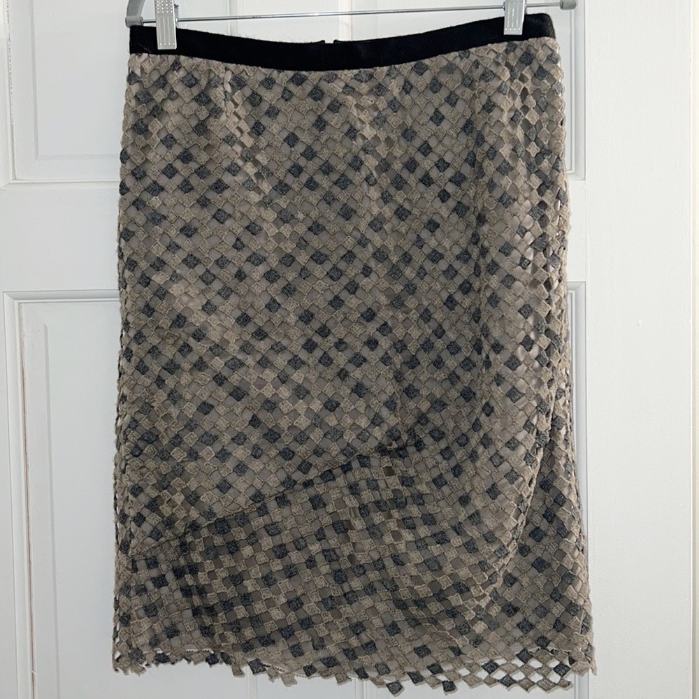 Marc Jacobs Diamond Crochet Overlay Pintuck Pencil Skirt Size 6 Taupe/Grey - Picture 3 of 13